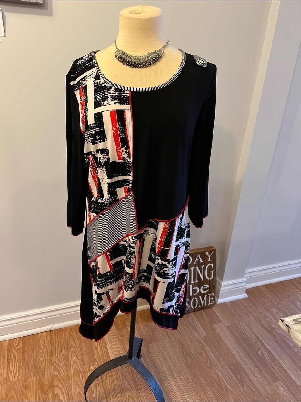 PAPA VANCOUVER Black and Red Patterned Sharkbite Stretch Blouse size XL - Picture 2 of 11